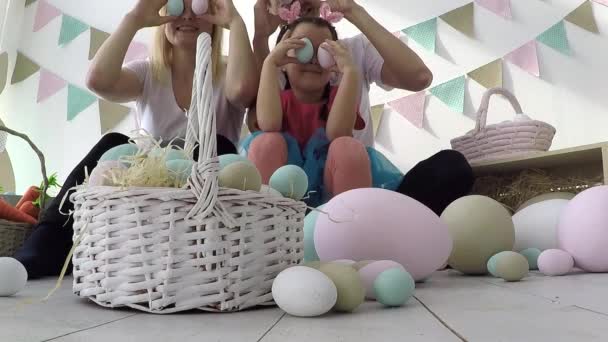 Pintura de Pascua - Familia con hija cepillando huevos — Vídeos de Stock