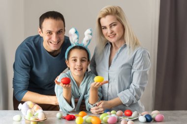 Mutlu bir aile, Paskalyayı mutfakta birlikte geçiriyor.