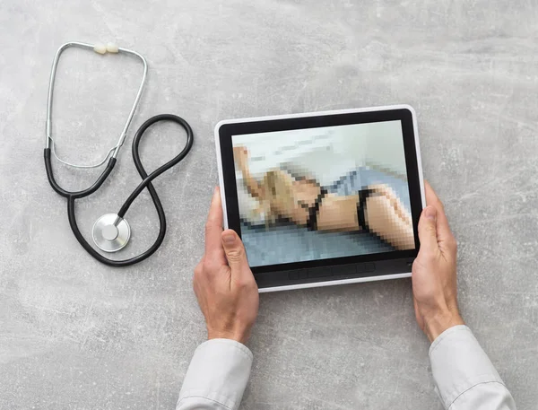 Tablet with naked woman with stethoscope — Stock Photo, Image
