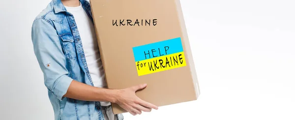 Humanitaire hulp in Oekraïne. Help de armen. pakketten voor gepensioneerden en personen met een handicap. oorlog tussen Oekraïne en Rusland. Humanitaire hulp. Doneren voor vluchtelingen. — Stockfoto