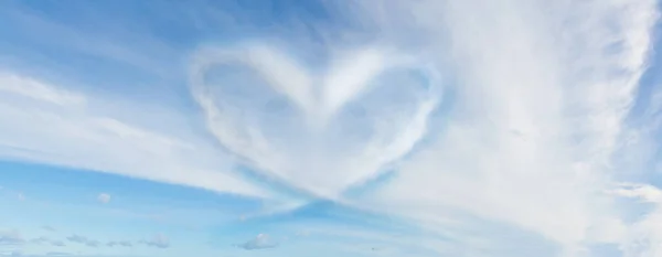 Mavi gökyüzü ile kalp şekli bulutlar. Güzellik doğal arka plan — Stok fotoğraf