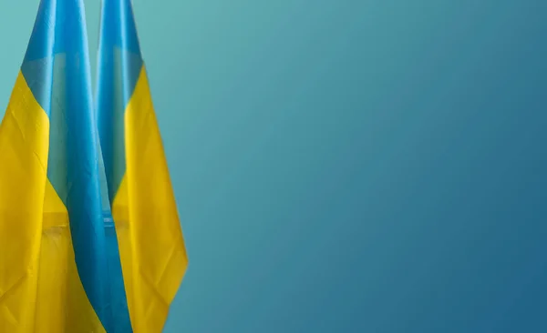 Mavi arkaplanda Ukrayna bayrağı — Stok fotoğraf