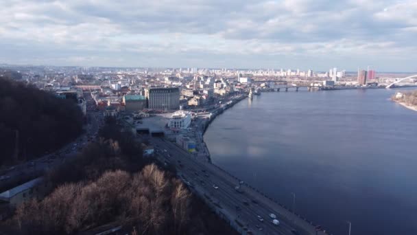 Luchtdrone zicht. Uitzicht op de rivier de Dnjepr en het district Podil in Kiev. — Stockvideo