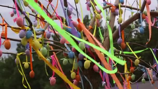 Velikonoční strom, vrba zdobená dekorativními vejci a barevnými stuhami, Velikonoční prázdniny pozadí — Stock video
