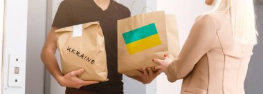 Ukrayna 'da insani yardım. Fakirlere yardım. Emeklilere ve engelli insanlara paketler. Ukrayna ve Rusya arasındaki savaş. İnsani yardım kavramı. Mülteciler için bağış.