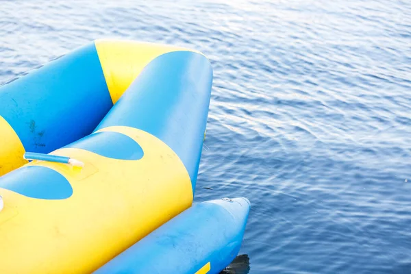 Bote de goma inflable naranja vista frontal flotando en el lago en el parque público. — Foto de Stock