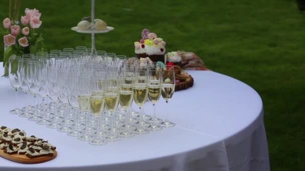 Mesa de servidores para un banquete, catering pascua — Vídeo de stock