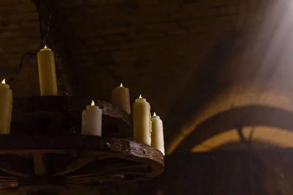 Witte gloeiende lantaarns met delicaat design op tafel in een oud huis. — Stockfoto
