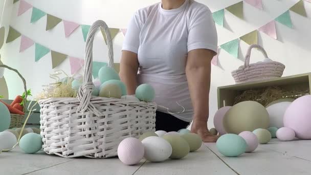 Niña bonita dando huevos decorados y tarjetas de felicitación a la madre y la abuela en la cena familiar de Pascua — Vídeos de Stock