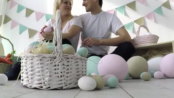 Pasen schilderij - Gezin met dochter borstelen eieren — Stockvideo