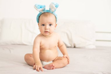 Paskalya tavşanı kulaklarında giyinmiş kadar şirin bir bebek portresi