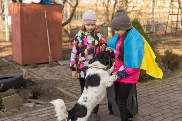 Ucrânia migração militar. Duas meninas com uma mala. Bandeira da Ucrânia, socorro. Crise, conflito militar — Fotografia de Stock