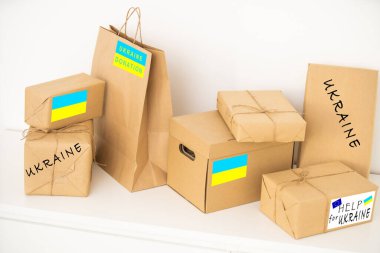 Ukrayna 'da insani yardım. Fakirlere yardım. Emeklilere ve engelli insanlara paketler. Ukrayna ve Rusya arasındaki savaş. İnsani yardım kavramı. Mülteciler için bağış.