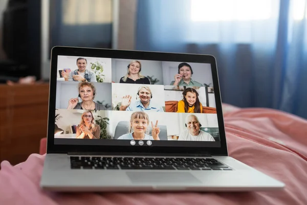 Reunión virtual. Videollamada grupal en la cama en casa, comunicación en línea y chat remoto Collage creativo — Foto de Stock