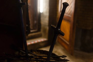 gizemli ve büyülü Gotik karlı siyah arka plan üzerinde gümüş kılıç fotoğrafı. Ortaçağ Dönemi kavramı