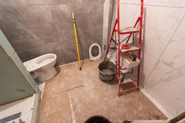 İnşaat aşamasında yeni bir küvet ev banyosu tadilatı, yeni lavabolar için boru tesisatı..