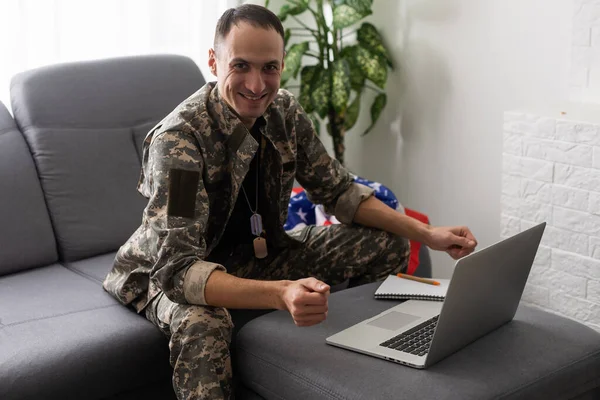Soldado caucásico americano en uniforme militar de los E.E.U.U. delante de la computadora. — Foto de Stock