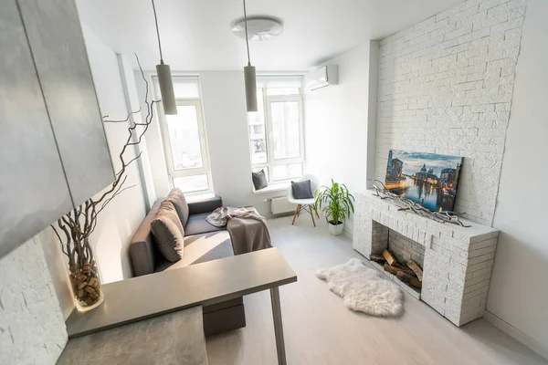 Elegante apartamento estudio con cocina abierta al salón y dormitorio. — Foto de Stock