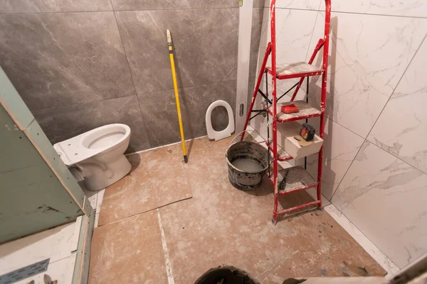 İnşaat aşamasında yeni bir küvet ev banyosu tadilatı, yeni lavabolar için boru tesisatı..