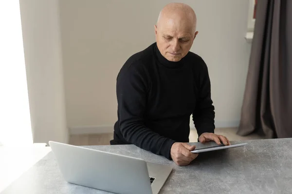 Uomo anziano depresso infelice seduto alla scrivania con computer portatile, dopo aver frustrato sguardo stressato — Foto Stock