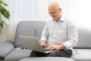 Komuta sizde gözlük ile laptop evde bağlı