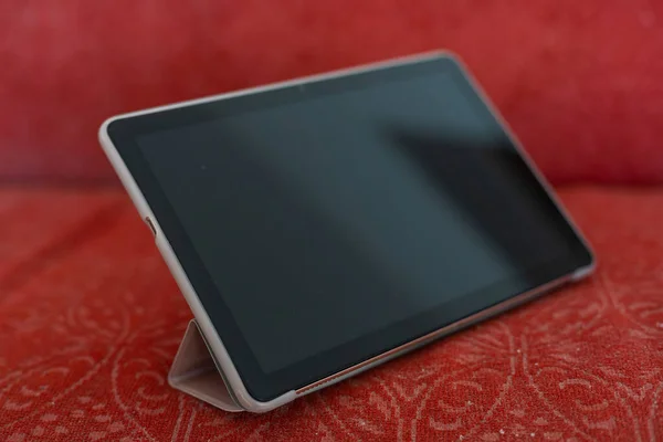 Primo piano tablet su un vecchio divano. — Foto Stock