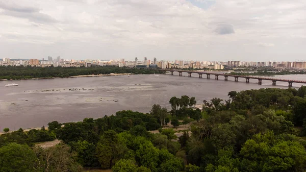 Panorama van Kiev met Dniepr rivier, Kiev-Pechersk Lavra klooster. Kiev, Oekraïne. — Stockfoto
