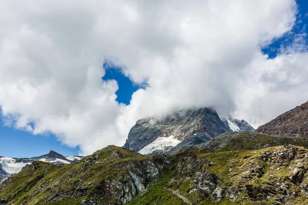 Panorama montagnes avec nuages, Suisse — Photo