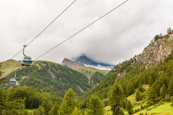 Gondola in the Rocky Mountains, lifts in the mountains — Stock Photo, Image