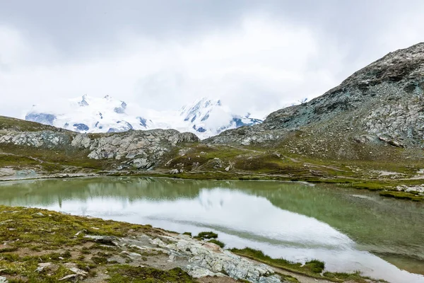 Panoráma hegyek felhőkkel, svájci — Stock Fotó