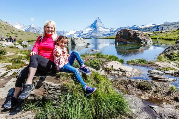 Frau mit Blick auf das wunderschöne Matterhorn in den Schweizer Alpen — Stockfoto
