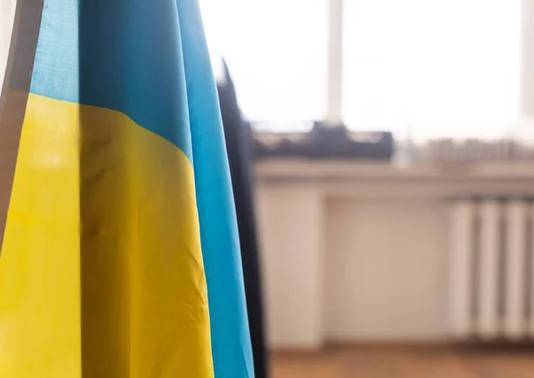 Flagge der Ukraine im alten Haus. Der Begriff Freiheit und Frieden nach dem Krieg — Stockfoto