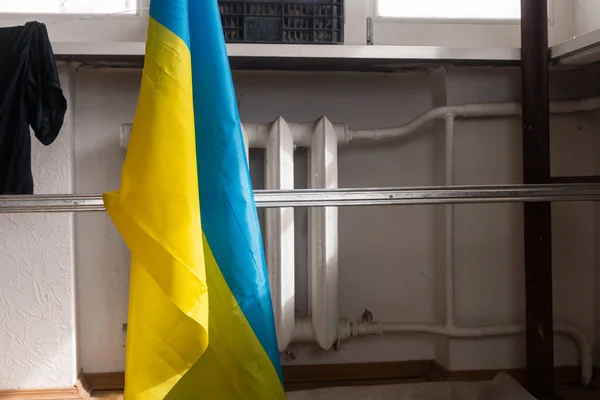 Bandeira de ucraniano na casa velha. O conceito liberdade e paz após a guerra — Fotografia de Stock