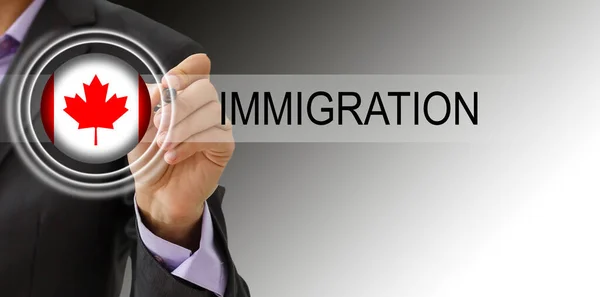 Человек с канадским флагом и словом "Иммиграция". виртуальная кнопка — стоковое фото