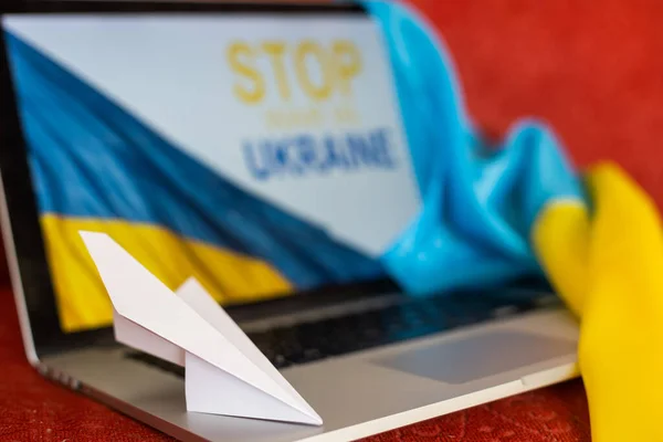 Hentikan perang dan patriot. laptop, bendera ukraine — Stok Foto