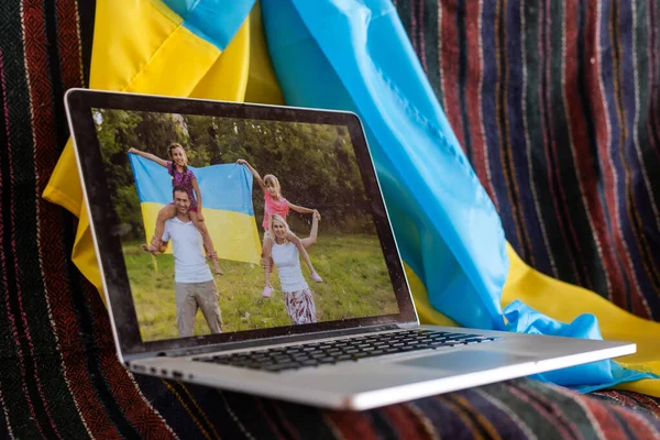 Online-Unterstützung für digitale Medien für die Ukraine. Konzept für Freiheit und Patriotismus. Laptop-Familie — Stockfoto