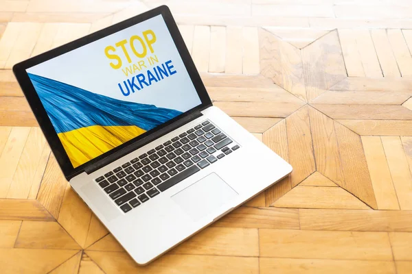 Tak ada pesan perang di laptop. Ukraina vs Rusia, konflik, serangan dunia maya, invasi, tentara. Berharap untuk perdamaian. — Stok Foto