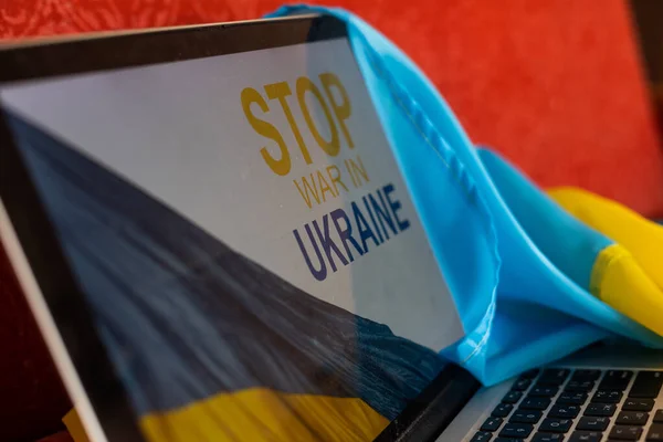 Pas de message de guerre sur ordinateur portable. Ukraine vs Russie, conflit, cyberattaque, invasion, soldat de l'armée. Espoir de paix. — Photo