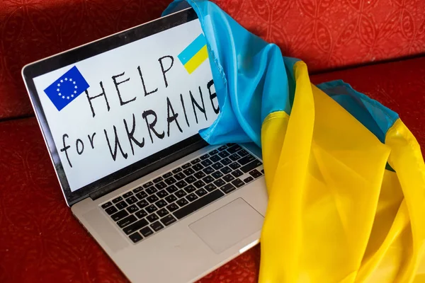 Остановить войну и патриота. ноутбук, флаг Украины — стоковое фото