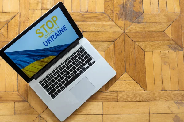 Остановить войну и патриота. ноутбук, флаг Украины — стоковое фото