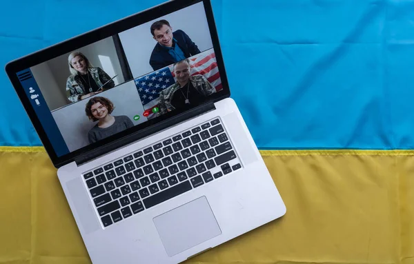 Support des médias numériques en ligne pour l'Ukraine. Concept de liberté et de patriotisme. famille ordinateur portable — Photo