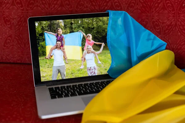 Ordinateur portable avec vidéoconférence près du drapeau de l'ukraine — Photo