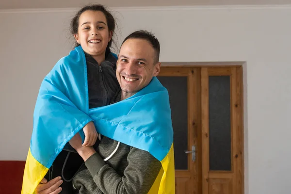 Ukrainische Flagge. Vater mit Tochter zu Hause — Stockfoto
