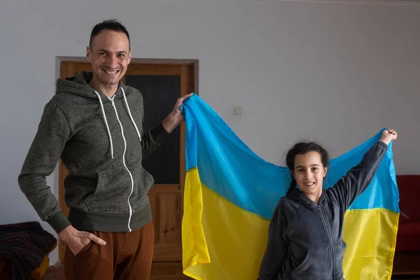 Bandeira ucraniana. Pai com filha em casa — Fotografia de Stock
