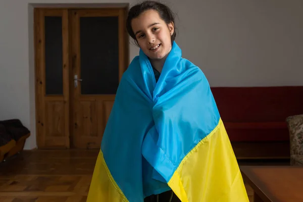 Módl się za Ukrainę. Dziecko z ukraińską flagą. mała dziewczynka z ukraińską flagą — Zdjęcie stockowe