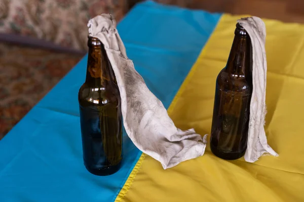 Бутылка с коктейлем Молотова на фоне флага Украины — стоковое фото