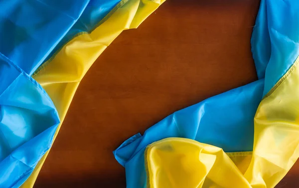 Bandeira da Ucrânia em fundo de mesa de madeira — Fotografia de Stock