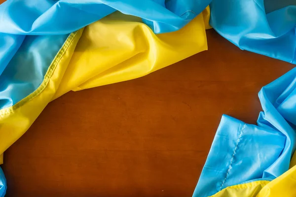 Drewniany wzór stary charakter tabeli pokładzie z flagą Ukrainy — Zdjęcie stockowe