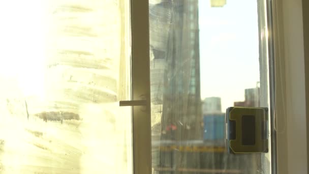 Παράθυρο με πολύ βρώμικο και σκονισμένο γυαλί στο φως της ημέρας. ρομπότ καθαρισμού — Αρχείο Βίντεο