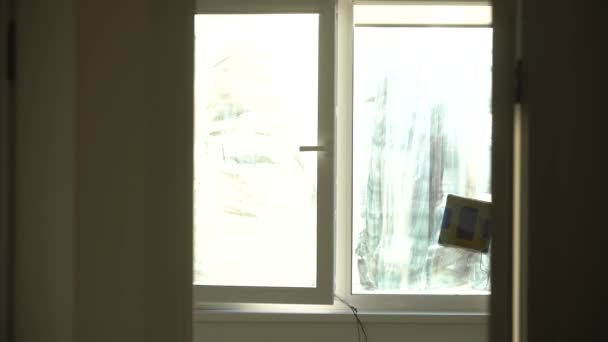 Robot nettoyeur de vitres travail sur vitre sale. Nettoyage de la maison avec des appareils intelligents. Robots aspirateurs automatiques pour nettoyer les fenêtres, un assistant pour la maison — Video